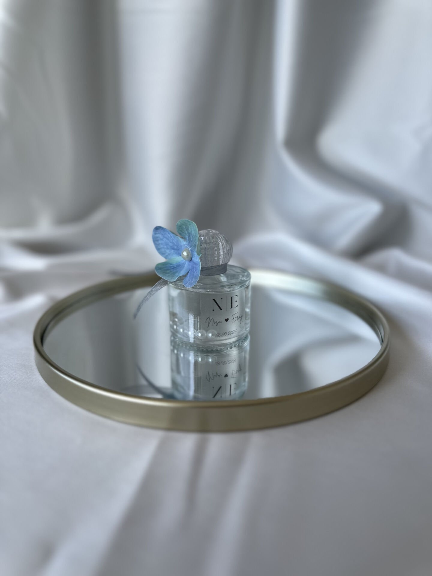 Islak Ortanca Çiçekli İncili Kolonya Şişesi