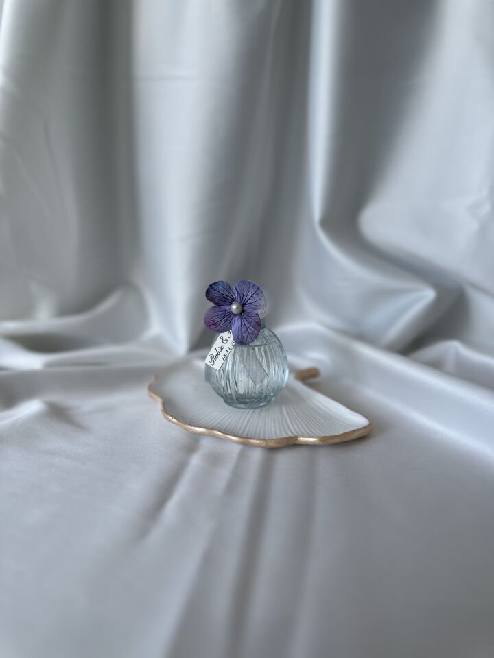 Islak Ortanca Çiçekli Kolonya Şişesi