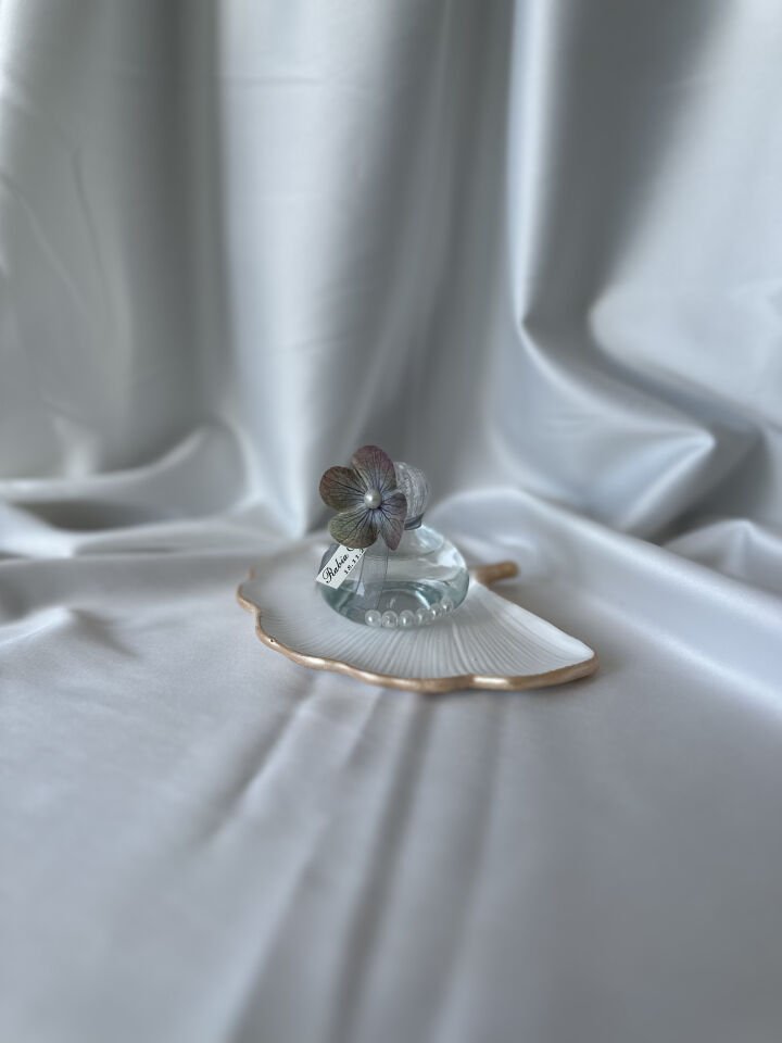 Islak Ortanca Çiçekli İncili Kolonya Şişesi