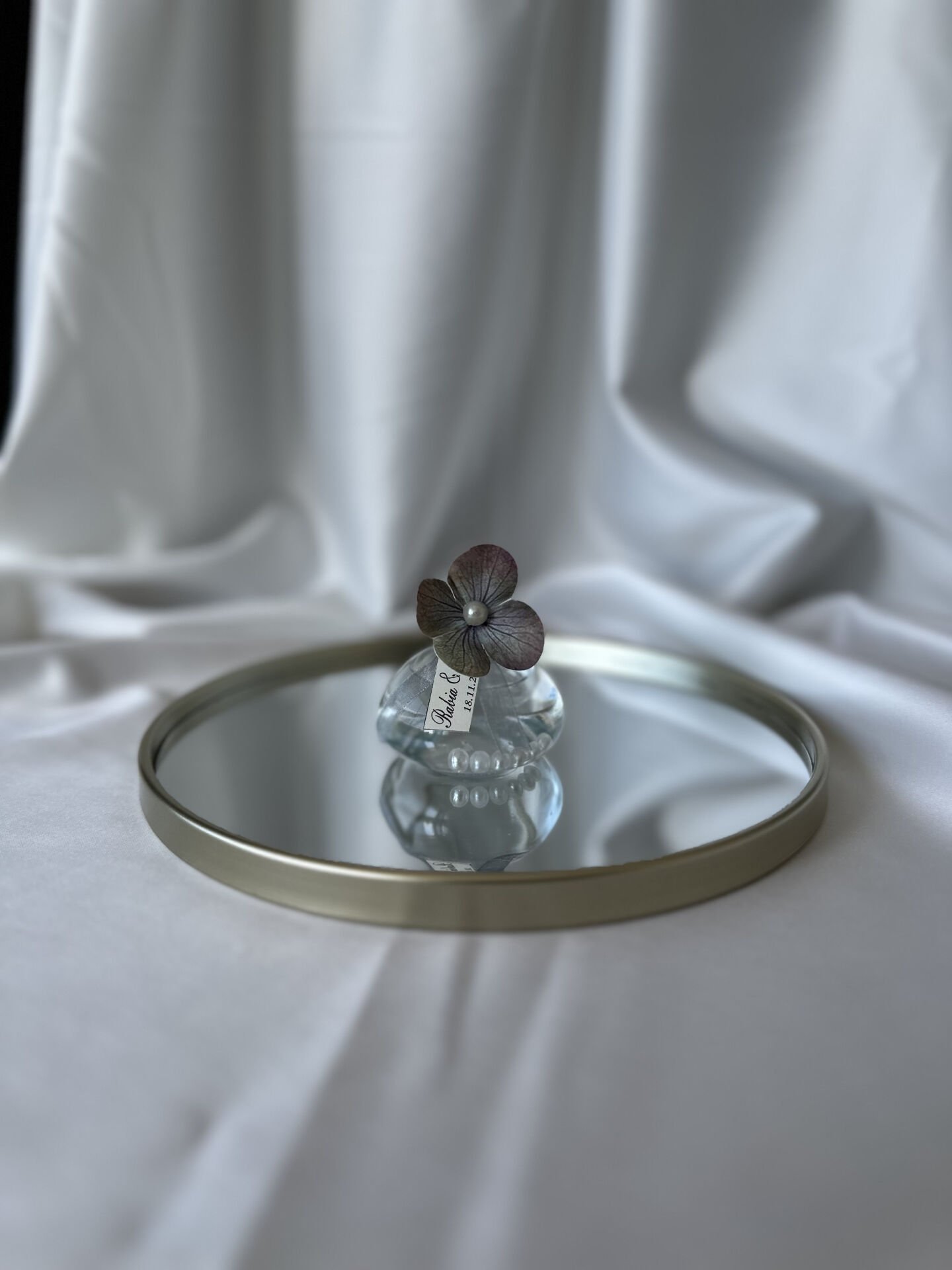 Islak Ortanca Çiçekli İncili Kolonya Şişesi